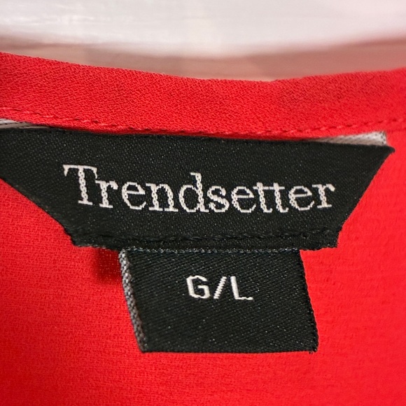 ✨ Trendsetter Chic Red Button-Front Blouse - Size Large - Picture 3 of 5